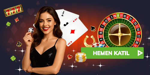 Rulet masası yanında oyun kartları ve casino çipleri